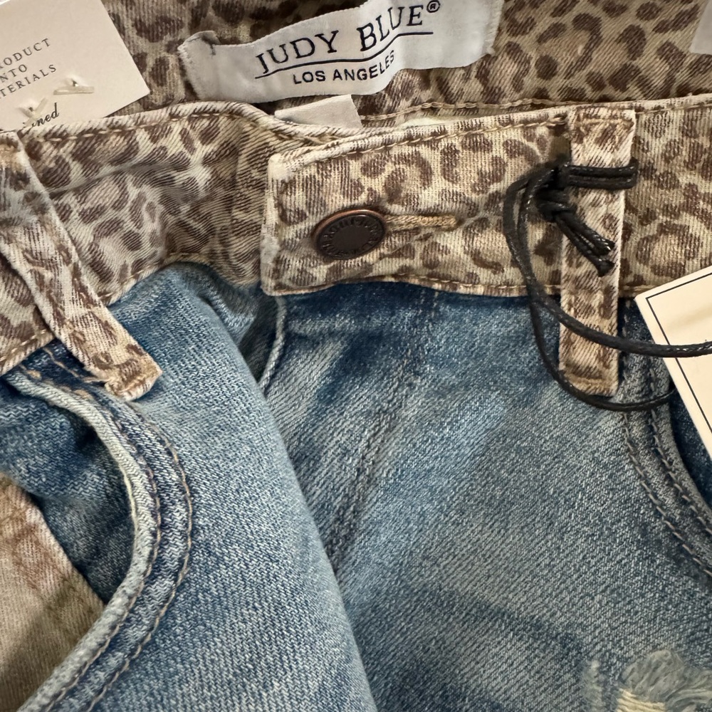 Judy Blue- NWT- Light Blue SLIM Fit Jeans with Leopard Pocket - Picture 3 of 4